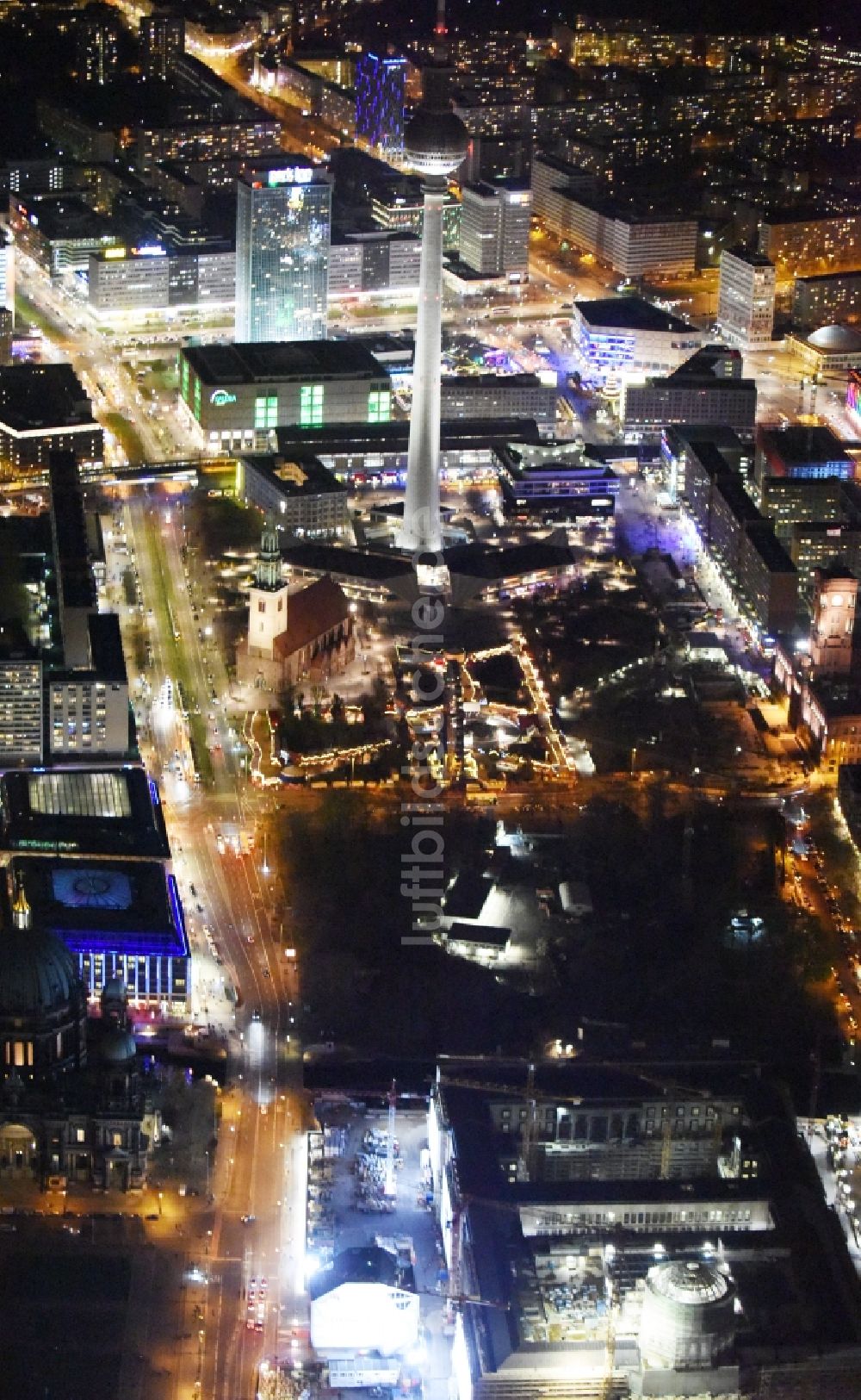 Nacht-Luftaufnahme Berlin - Nachtluftbild Umgestaltung des Schlossplatz durch die Baustelle zum Neubau des Humboldt - Forums in Berlin - Mitte