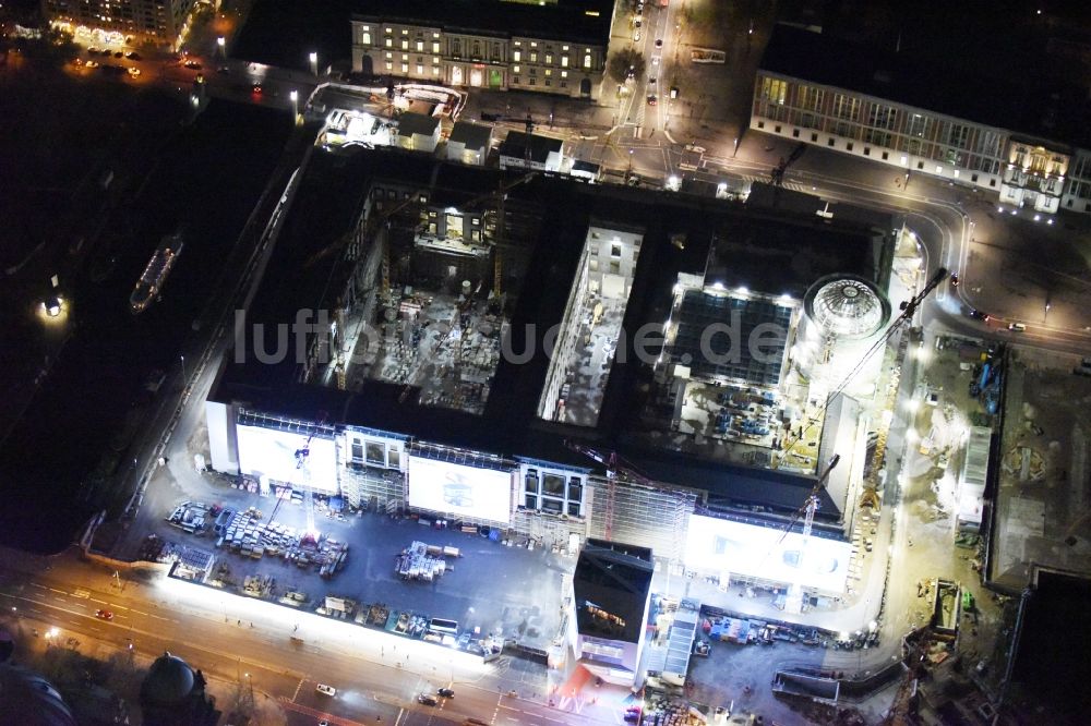 Berlin bei Nacht aus der Vogelperspektive: Nachtluftbild Umgestaltung des Schlossplatz durch die Baustelle zum Neubau des Humboldt - Forums in Berlin - Mitte