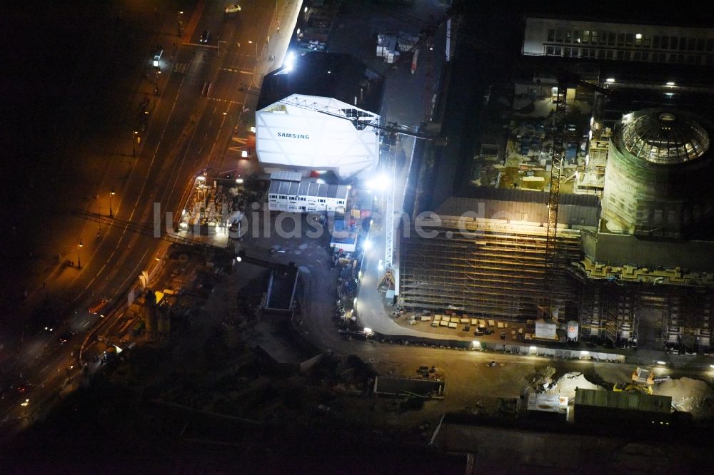 Nachtluftbild Berlin - Nachtluftbild Umgestaltung des Schlossplatz durch die Baustelle zum Neubau des Humboldt - Forums in Berlin - Mitte