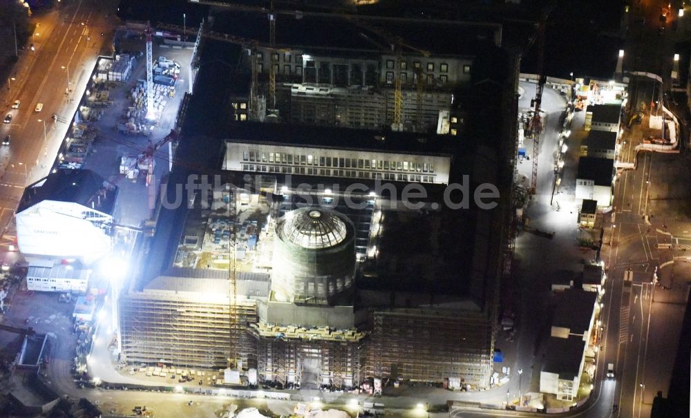 Nacht-Luftaufnahme Berlin - Nachtluftbild Umgestaltung des Schlossplatz durch die Baustelle zum Neubau des Humboldt - Forums in Berlin - Mitte