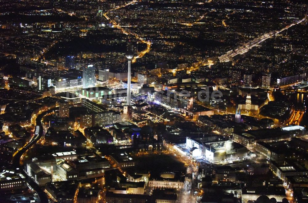 Berlin bei Nacht aus der Vogelperspektive: Nachtluftbild Umgestaltung des Schlossplatz durch die Baustelle zum Neubau des Humboldt - Forums in Berlin - Mitte