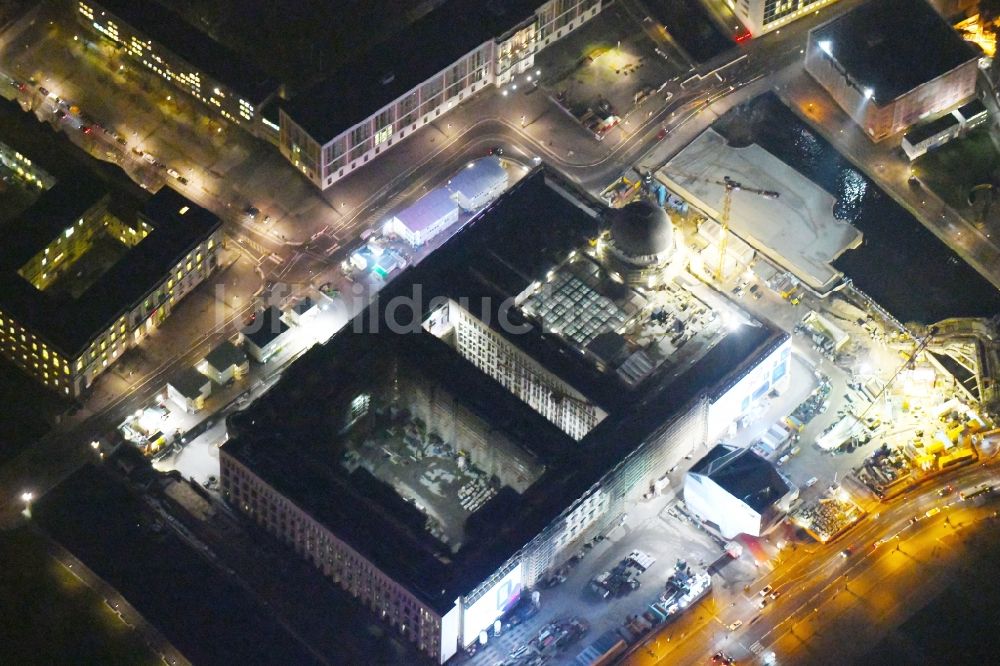 Berlin bei Nacht von oben - Nachtluftbild Umgestaltung des Schlossplatz durch die Baustelle zum Neubau des Humboldt - Forums in Berlin - Mitte