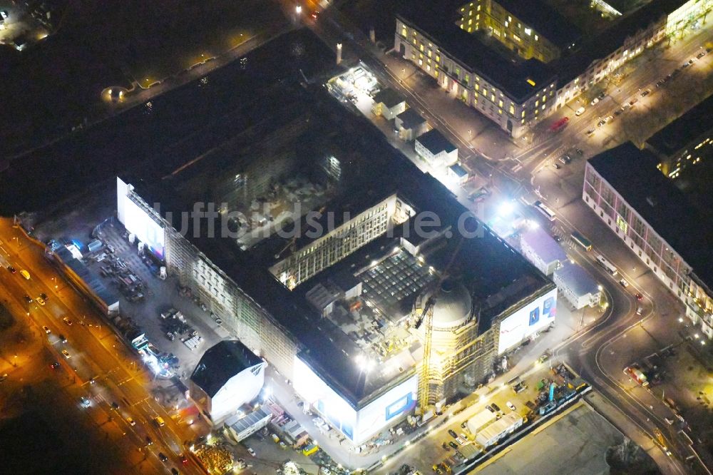 Berlin bei Nacht aus der Vogelperspektive: Nachtluftbild Umgestaltung des Schlossplatz durch die Baustelle zum Neubau des Humboldt - Forums in Berlin - Mitte