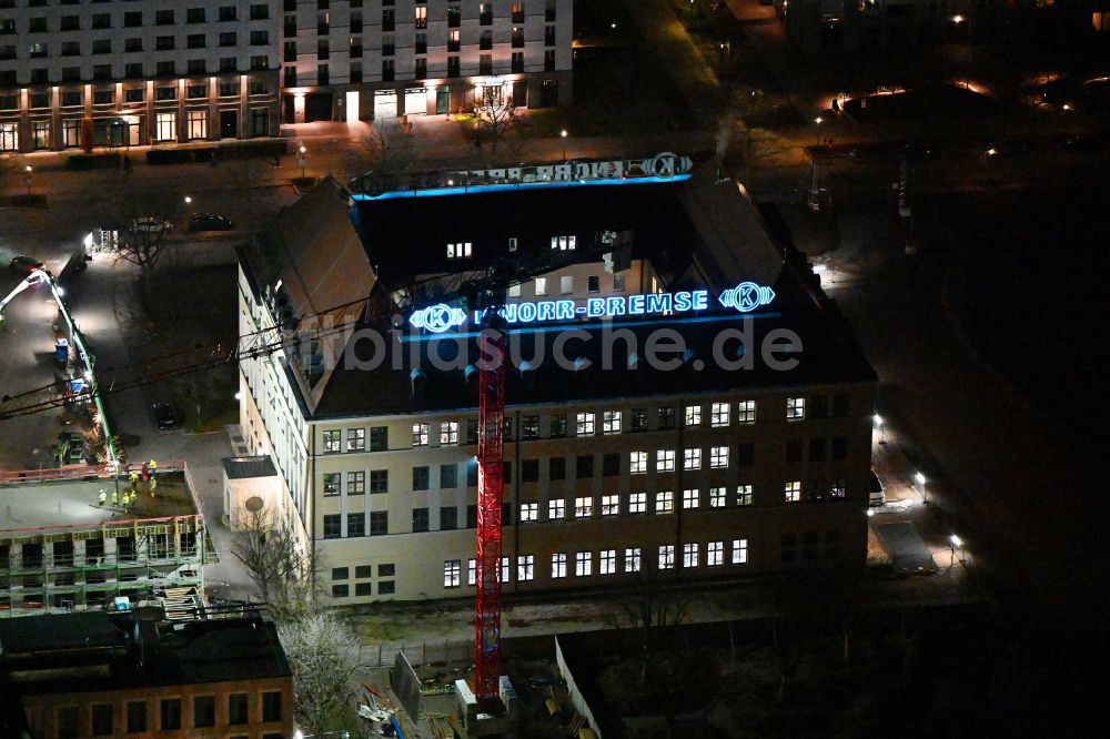 Nacht-Luftaufnahme München - Nachtluftbild Unternehmen- Verwaltungsgebäude der Knorr-Bremse AG in München im Bundesland Bayern, Deutschland