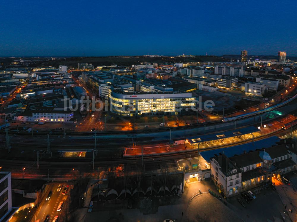 Stuttgart bei Nacht aus der Vogelperspektive: Nachtluftbild Unternehmen- Verwaltungsgebäude der Robert-Bosch GmbH in Stuttgart im Bundesland Baden-Württemberg, Deutschland