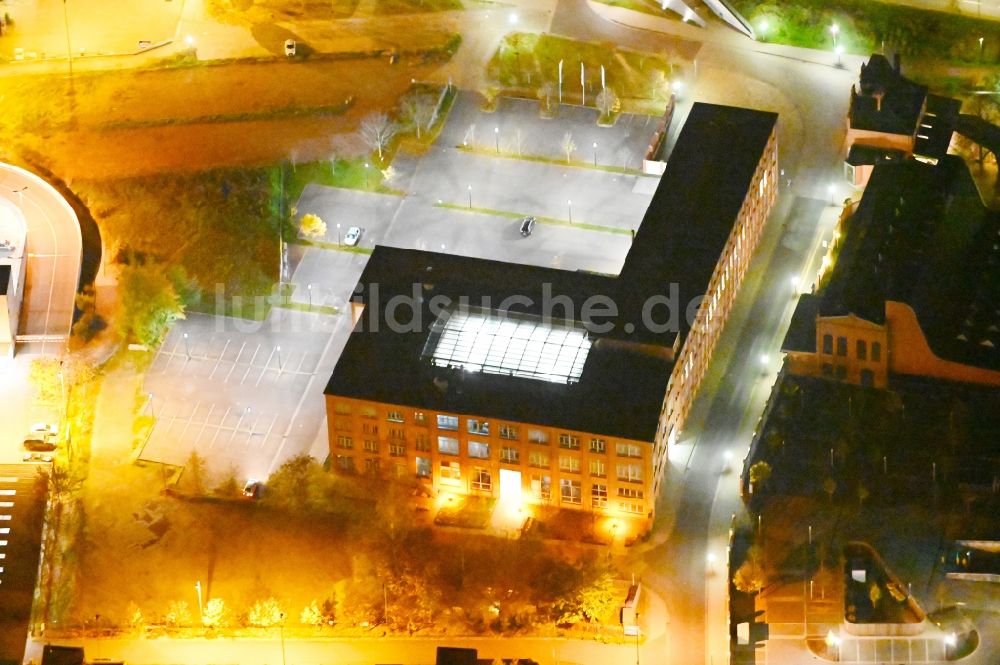 Dessau bei Nacht von oben - Nachtluftbild Unternehmen- Verwaltungsgebäude der Sitel GmbH in Dessau im Bundesland Sachsen-Anhalt, Deutschland