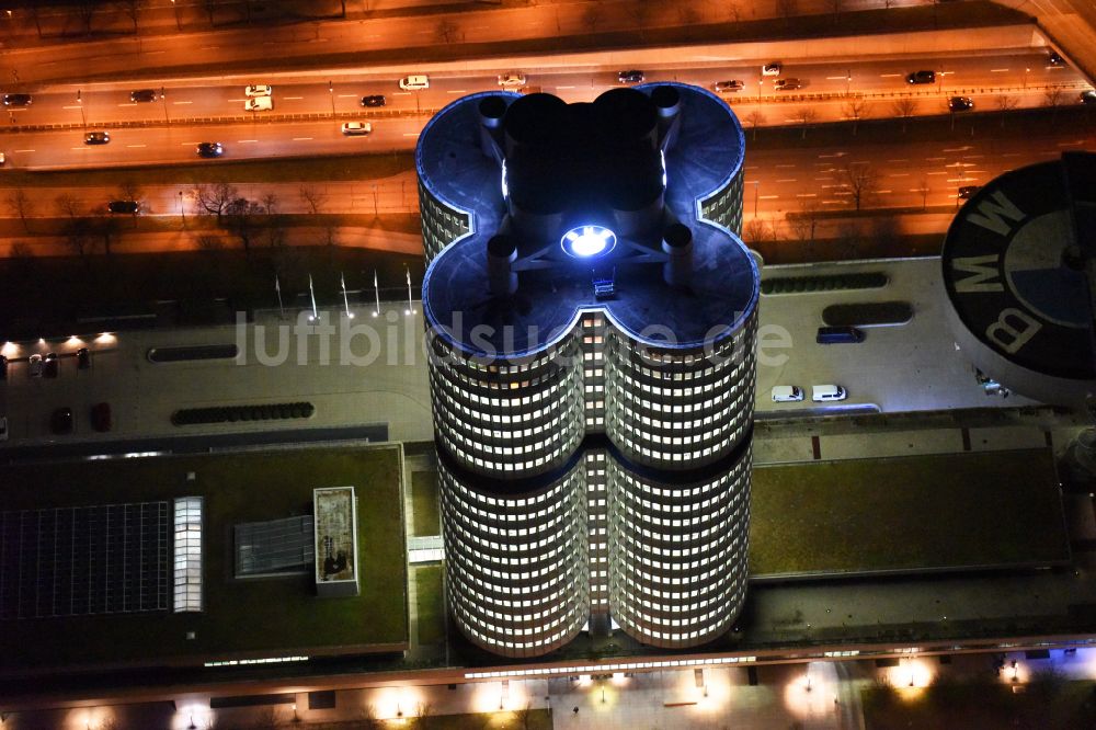 München bei Nacht aus der Vogelperspektive: Nachtluftbild Unternehmen- Verwaltungsgebäude Vierzylinder der BMW AG in München im Bundesland Bayern, Deutschland