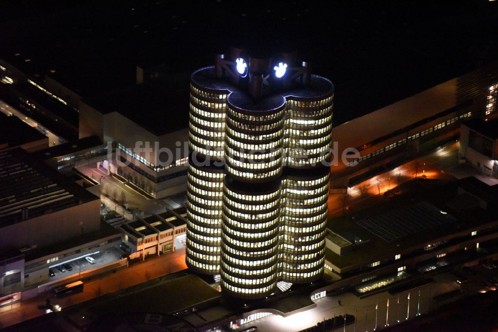 Nacht-Luftaufnahme München - Nachtluftbild Unternehmen- Verwaltungsgebäude Vierzylinder der BMW AG in München im Bundesland Bayern, Deutschland