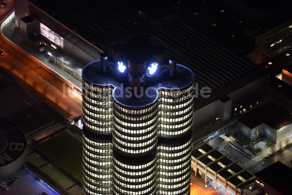 München bei Nacht von oben - Nachtluftbild Unternehmen- Verwaltungsgebäude Vierzylinder der BMW AG in München im Bundesland Bayern, Deutschland