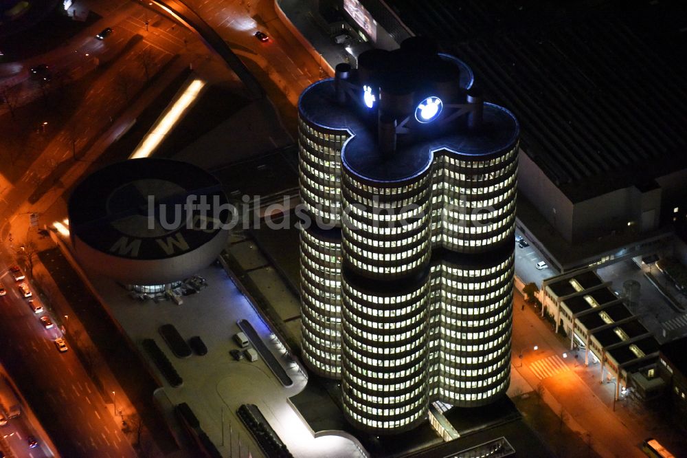 Nacht-Luftaufnahme München - Nachtluftbild Unternehmen- Verwaltungsgebäude Vierzylinder der BMW AG in München im Bundesland Bayern, Deutschland