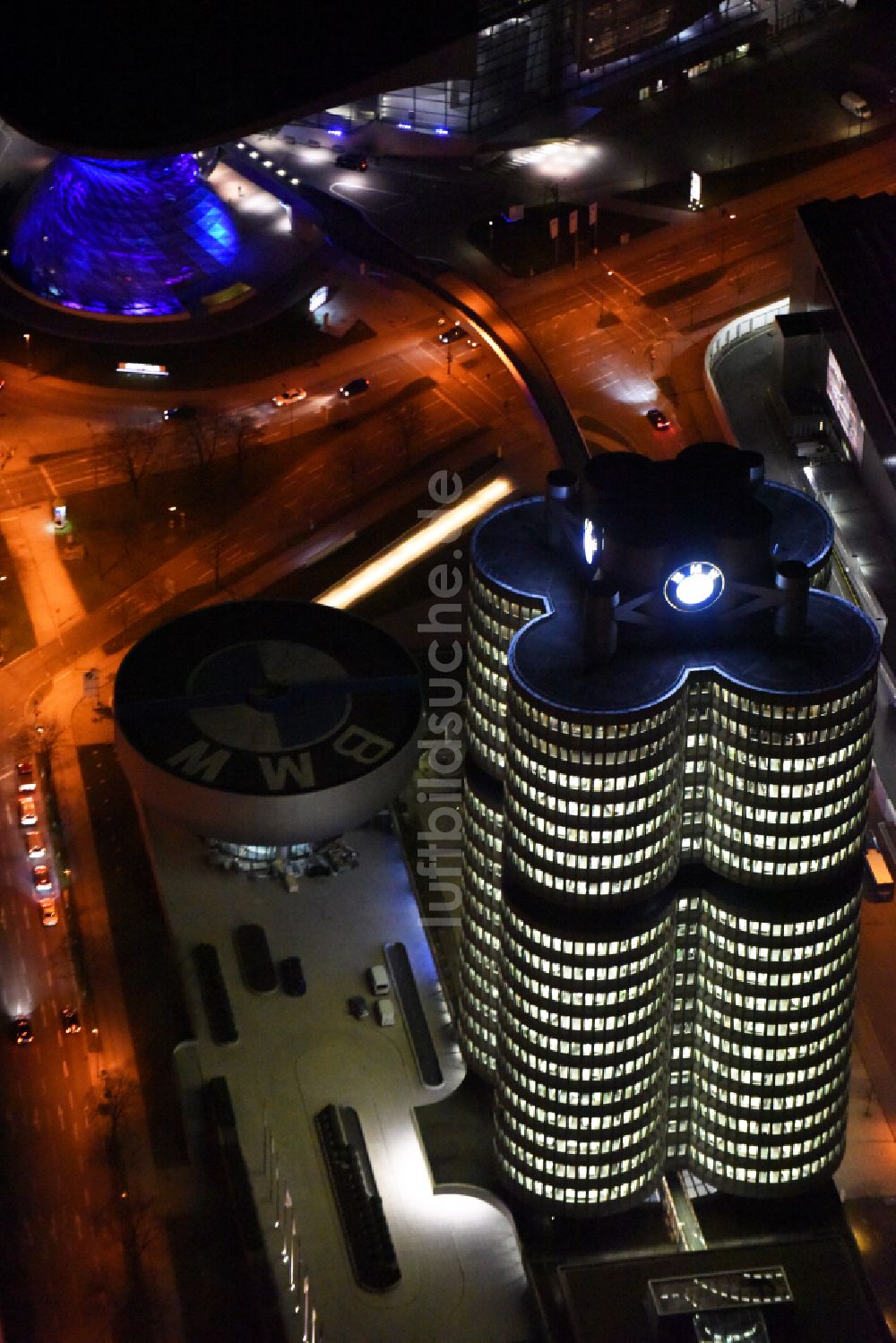 München bei Nacht aus der Vogelperspektive: Nachtluftbild Unternehmen- Verwaltungsgebäude Vierzylinder der BMW AG in München im Bundesland Bayern, Deutschland