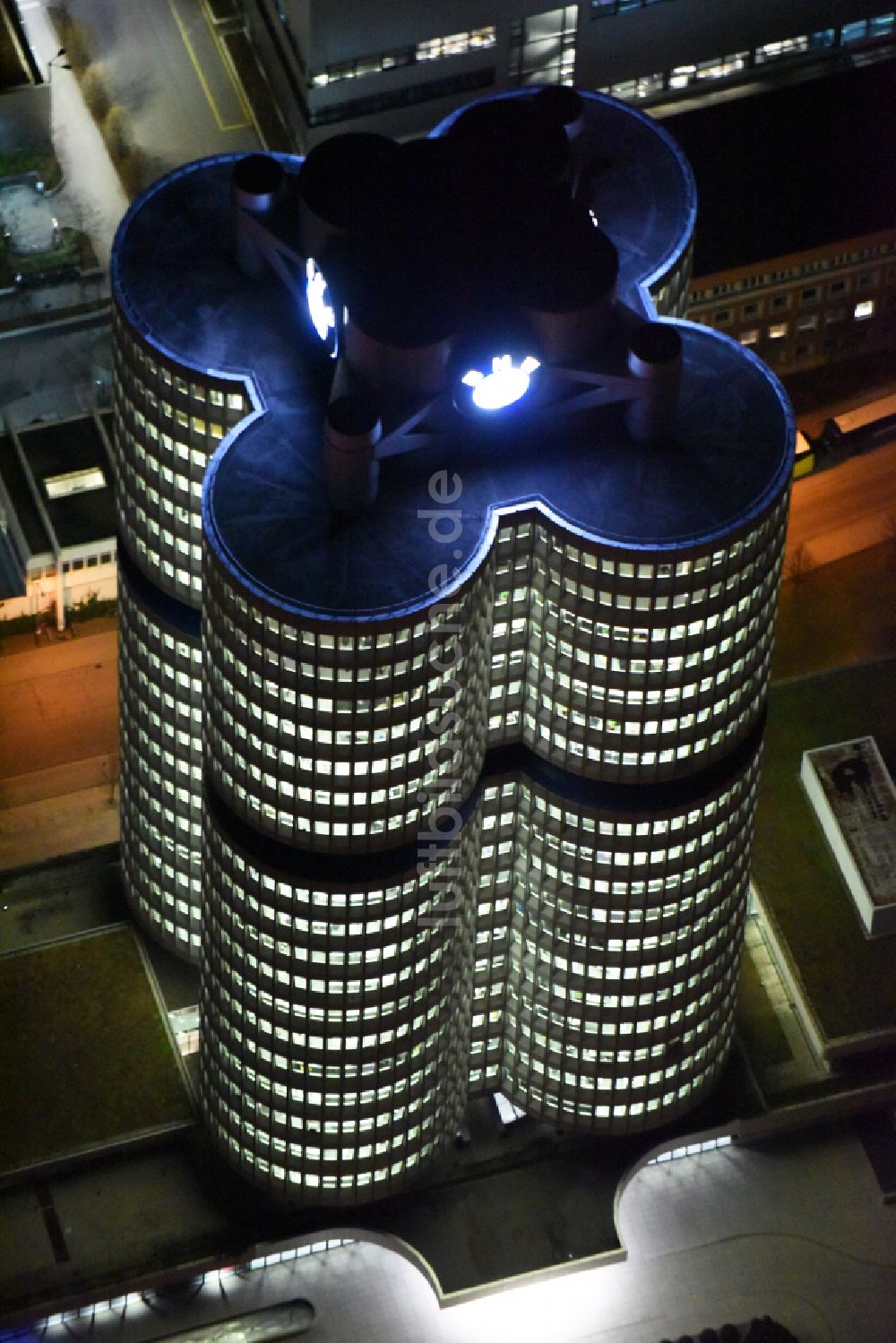 München bei Nacht von oben - Nachtluftbild Unternehmen- Verwaltungsgebäude Vierzylinder der BMW AG in München im Bundesland Bayern, Deutschland