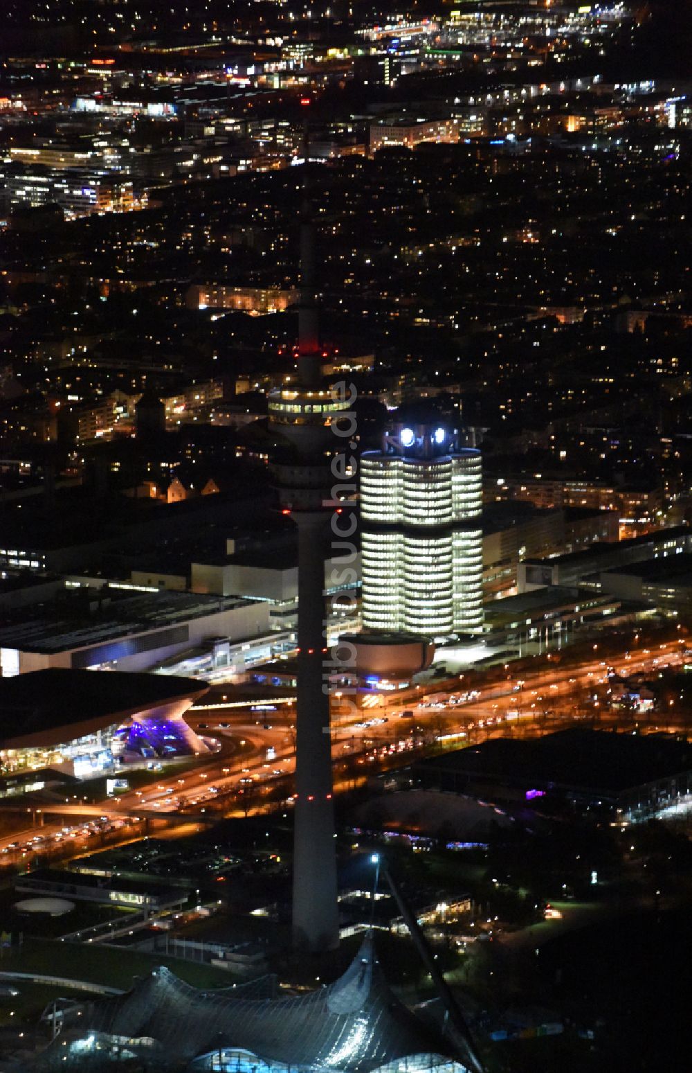 München bei Nacht aus der Vogelperspektive: Nachtluftbild Unternehmen- Verwaltungsgebäude Vierzylinder der BMW AG in München im Bundesland Bayern, Deutschland