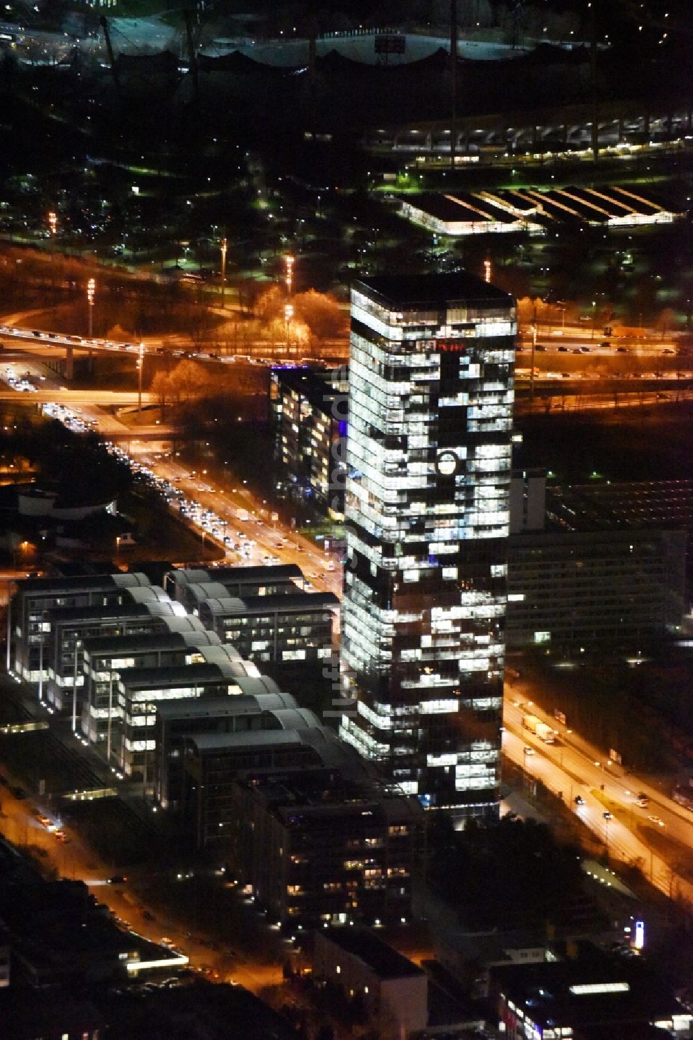 München bei Nacht von oben - Nachtluftbild Uptown O2 - Hochhaus am Georg-Brauchle-Ring im Stadtteil Moosach in München im Bundesland Bayern