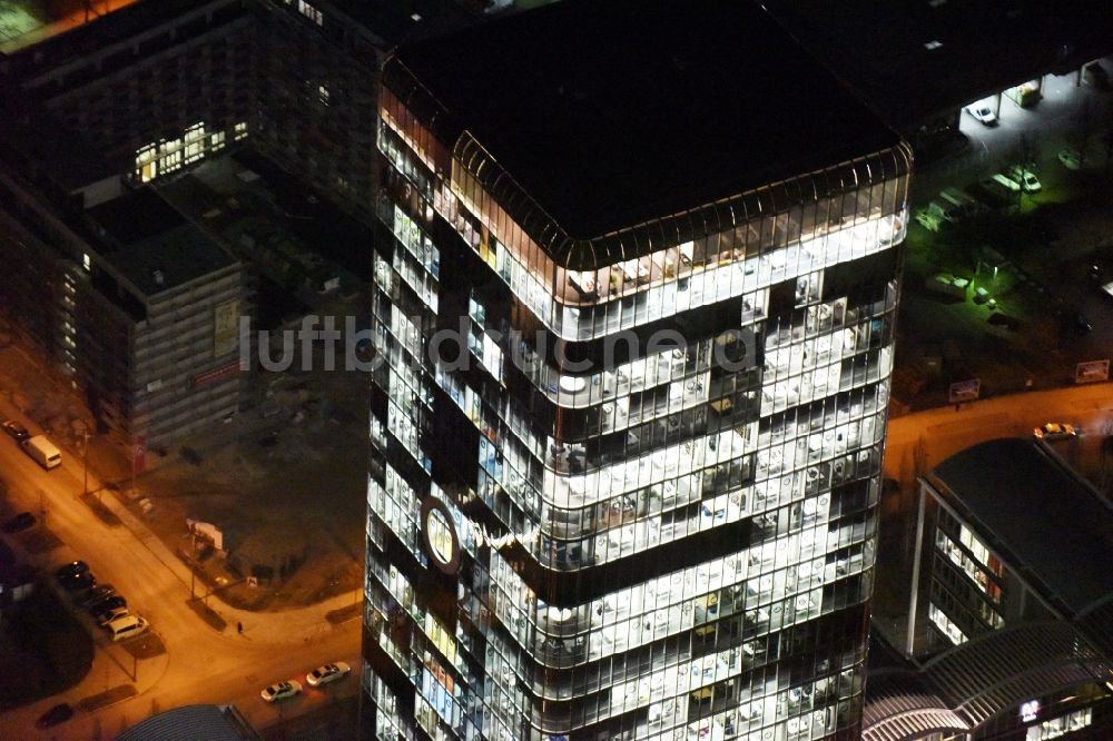 München bei Nacht aus der Vogelperspektive: Nachtluftbild Uptown O2 - Hochhaus am Georg-Brauchle-Ring im Stadtteil Moosach in München im Bundesland Bayern