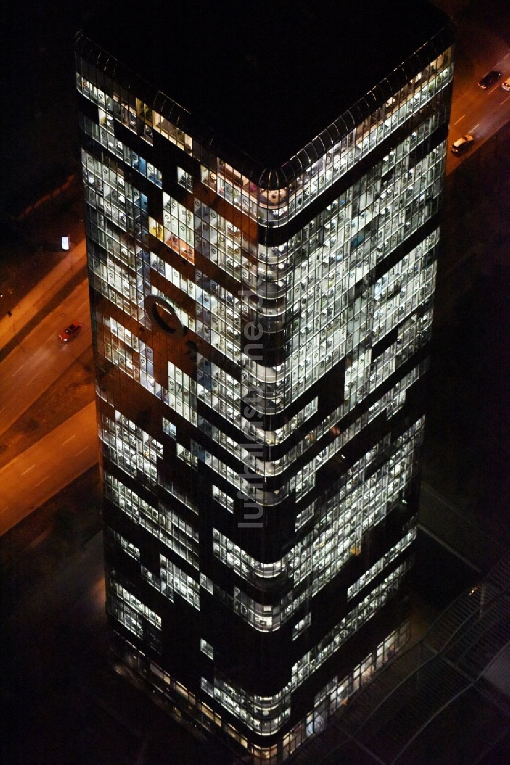 Nachtluftbild München - Nachtluftbild Uptown O2 - Hochhaus am Georg-Brauchle-Ring im Stadtteil Moosach in München im Bundesland Bayern