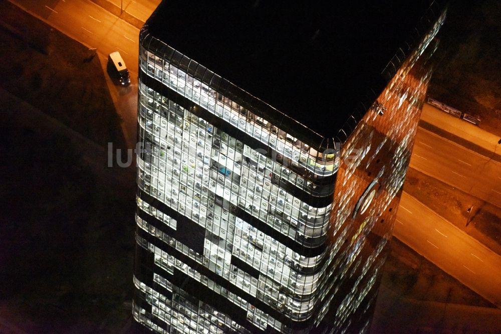 Nacht-Luftaufnahme München - Nachtluftbild Uptown O2 - Hochhaus am Georg-Brauchle-Ring im Stadtteil Moosach in München im Bundesland Bayern