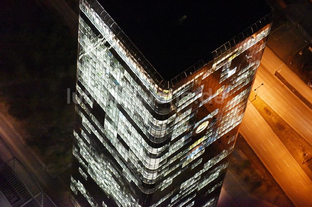 München bei Nacht von oben - Nachtluftbild Uptown O2 - Hochhaus am Georg-Brauchle-Ring im Stadtteil Moosach in München im Bundesland Bayern