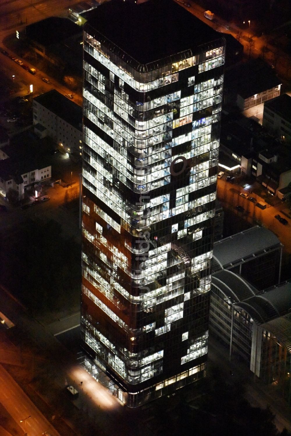 Nachtluftbild München - Nachtluftbild Uptown O2 - Hochhaus am Georg-Brauchle-Ring im Stadtteil Moosach in München im Bundesland Bayern