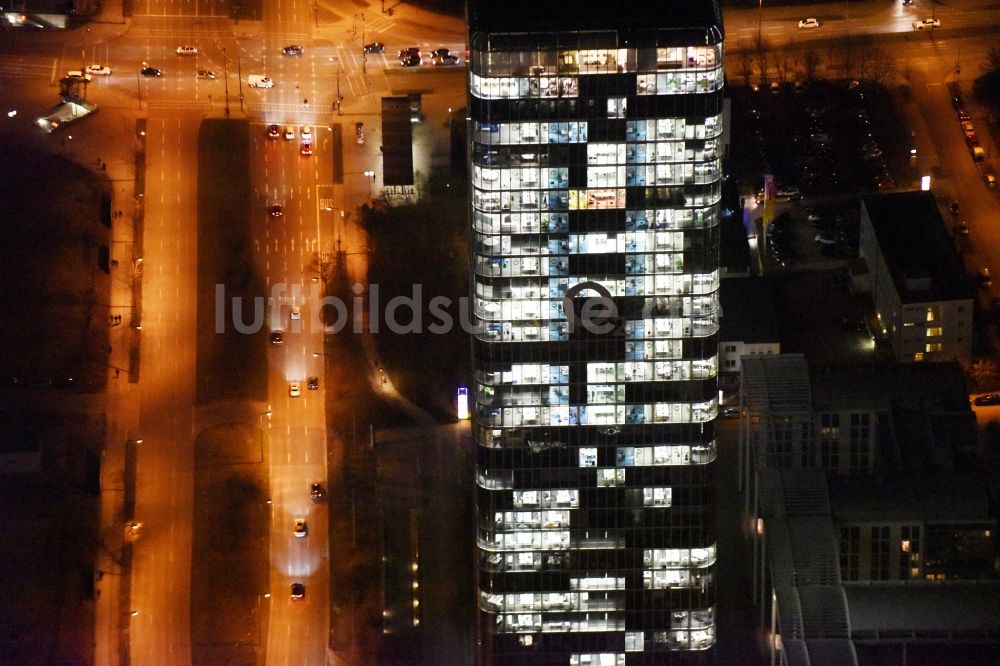 Nacht-Luftaufnahme München - Nachtluftbild Uptown O2 - Hochhaus am Georg-Brauchle-Ring im Stadtteil Moosach in München im Bundesland Bayern