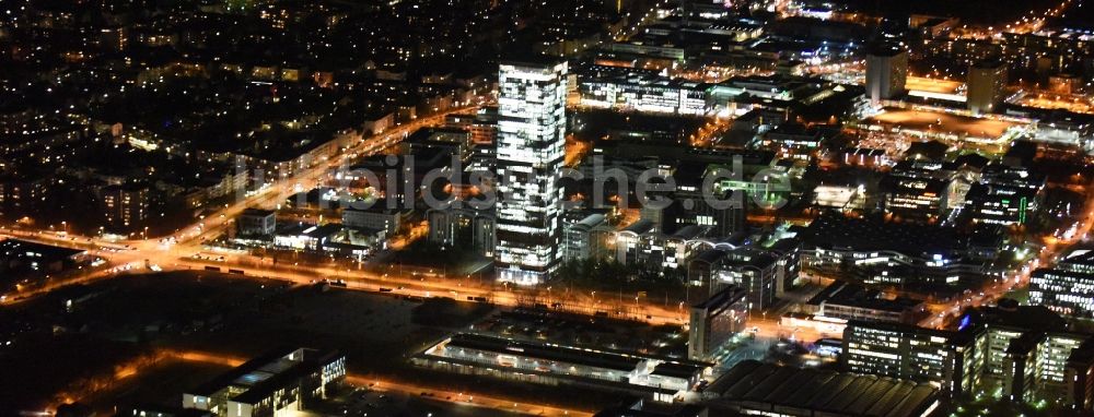 Nacht-Luftaufnahme München - Nachtluftbild Uptown O2 - Hochhaus am Georg-Brauchle-Ring im Stadtteil Moosach in München im Bundesland Bayern