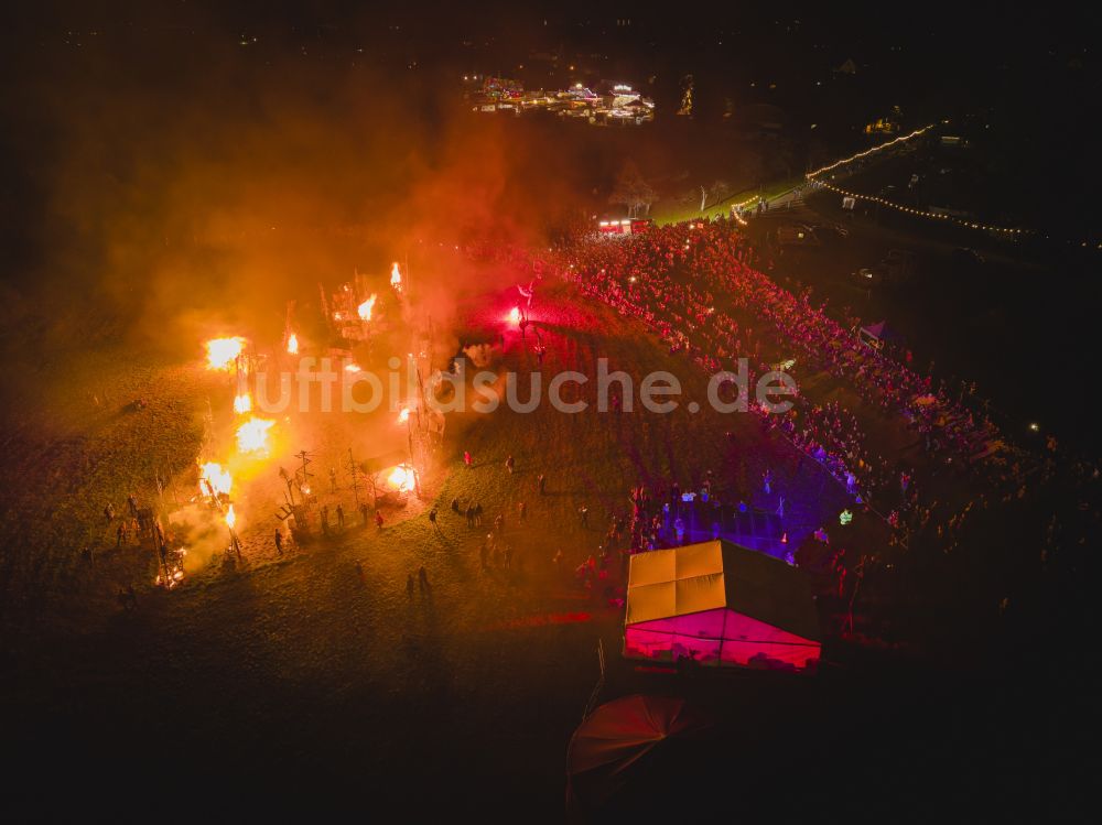 Radebeul bei Nacht von oben - Nachtluftbild Veranstaltungsgelände HERBST- und WEINFEST in Radebeul im Bundesland Sachsen, Deutschland