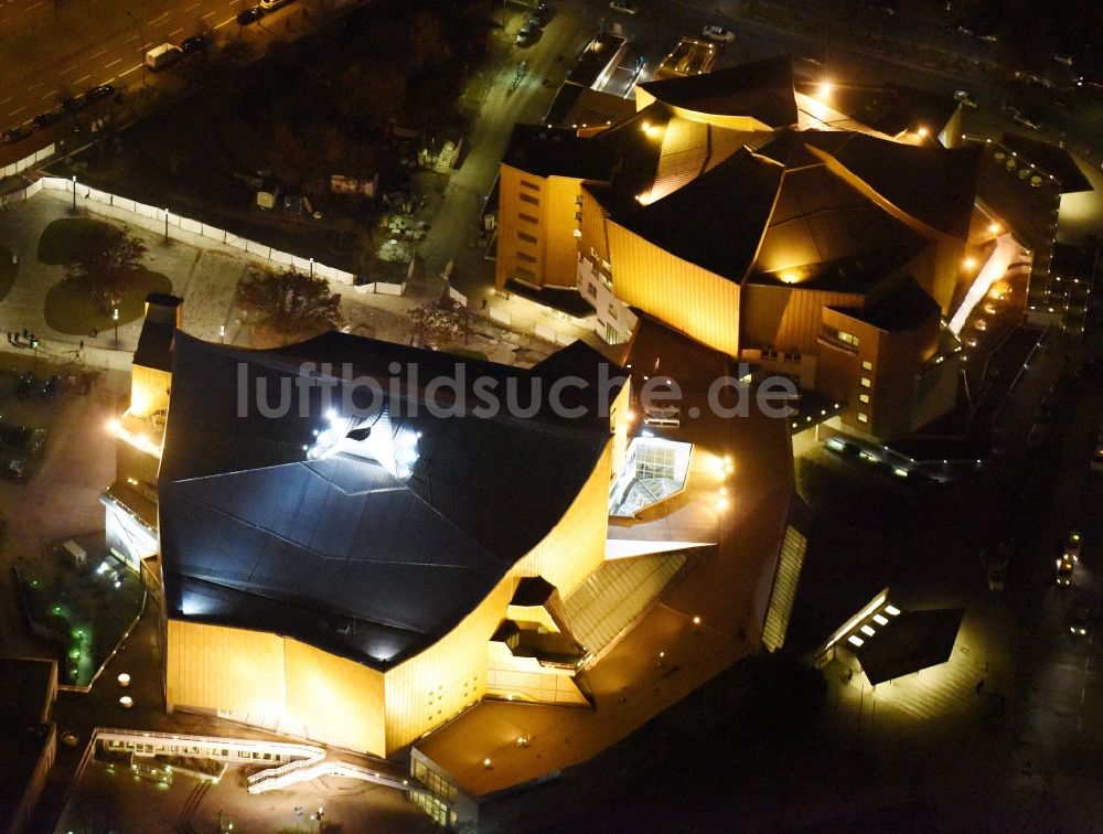 Nachtluftbild Berlin - Nachtluftbild Veranstaltungshalle Berliner Philharmonie an der Herbert-von-Karajan-Straße in Berlin