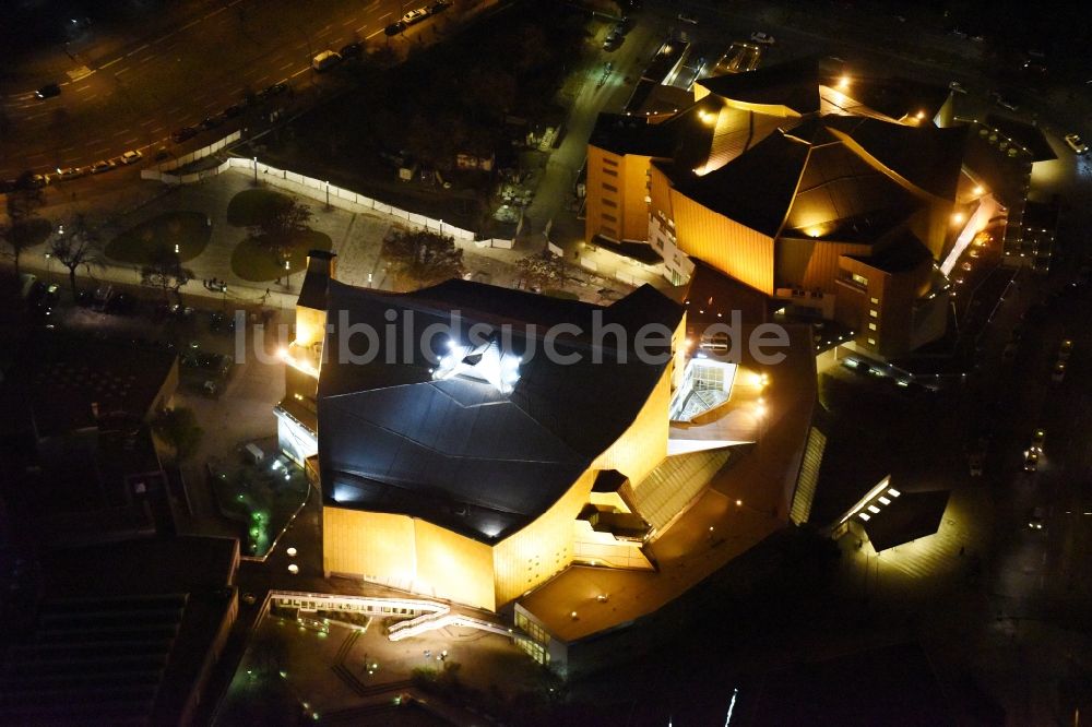 Nacht-Luftaufnahme Berlin - Nachtluftbild Veranstaltungshalle Berliner Philharmonie an der Herbert-von-Karajan-Straße in Berlin