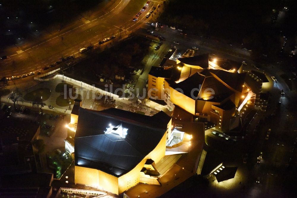 Berlin bei Nacht von oben - Nachtluftbild Veranstaltungshalle Berliner Philharmonie an der Herbert-von-Karajan-Straße in Berlin