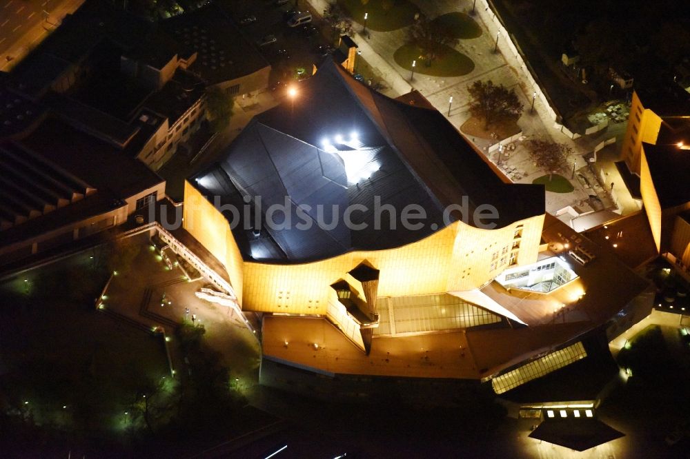 Berlin bei Nacht aus der Vogelperspektive: Nachtluftbild Veranstaltungshalle Berliner Philharmonie an der Herbert-von-Karajan-Straße in Berlin