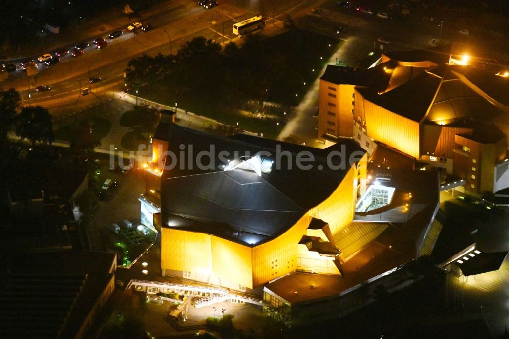 Nacht-Luftaufnahme Berlin - Nachtluftbild Veranstaltungshalle Berliner Philharmonie an der Herbert-von-Karajan-Straße in Berlin