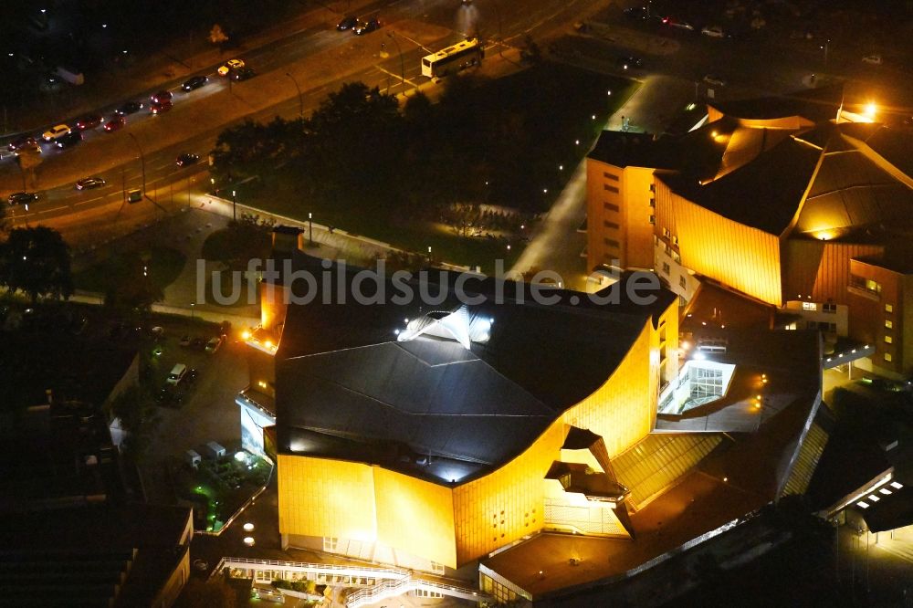 Berlin bei Nacht von oben - Nachtluftbild Veranstaltungshalle Berliner Philharmonie an der Herbert-von-Karajan-Straße in Berlin