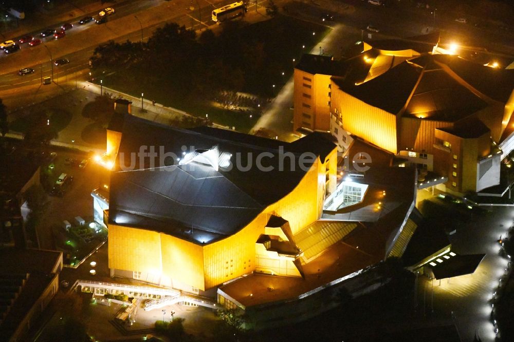 Berlin bei Nacht aus der Vogelperspektive: Nachtluftbild Veranstaltungshalle Berliner Philharmonie an der Herbert-von-Karajan-Straße in Berlin