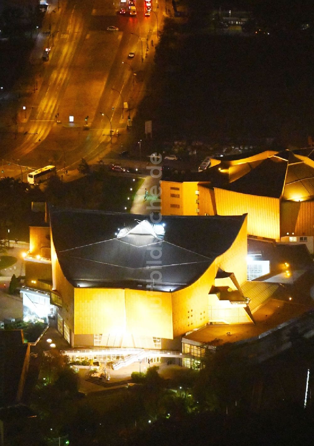 Nachtluftbild Berlin - Nachtluftbild Veranstaltungshalle Berliner Philharmonie an der Herbert-von-Karajan-Straße in Berlin