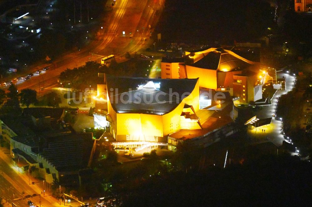 Nacht-Luftaufnahme Berlin - Nachtluftbild Veranstaltungshalle Berliner Philharmonie an der Herbert-von-Karajan-Straße in Berlin