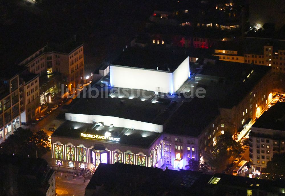 Berlin bei Nacht aus der Vogelperspektive: Nachtluftbild Veranstaltungshalle Friedrichstadt-Palast in Berlin, Deutschland