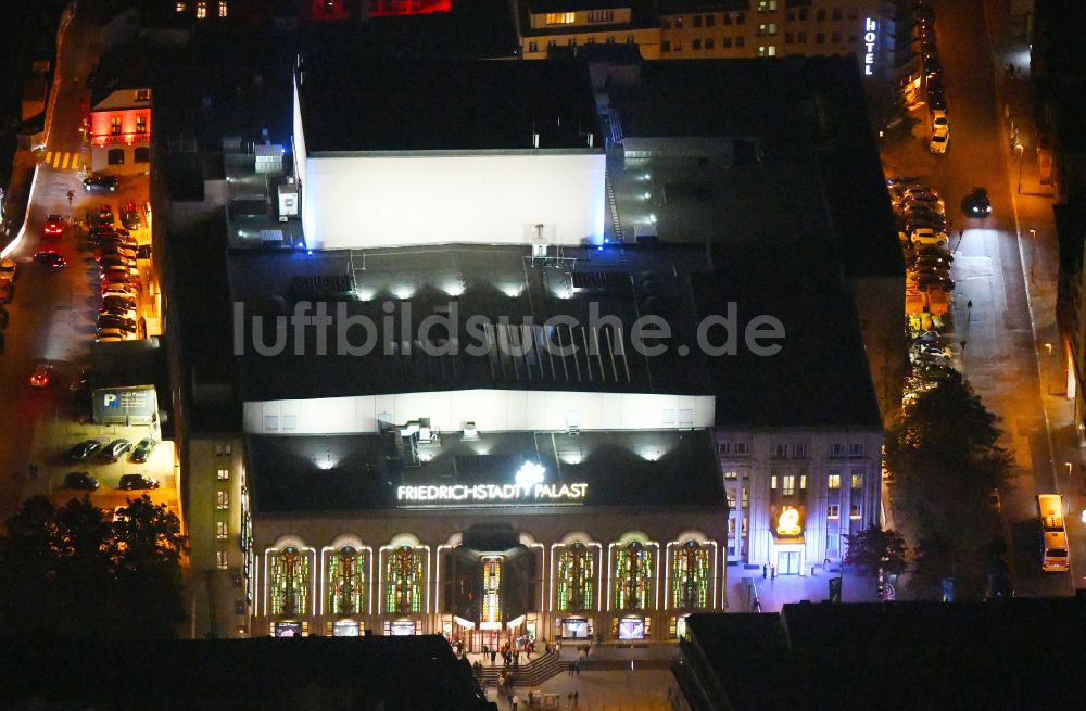 Berlin bei Nacht von oben - Nachtluftbild Veranstaltungshalle Friedrichstadt-Palast in Berlin, Deutschland