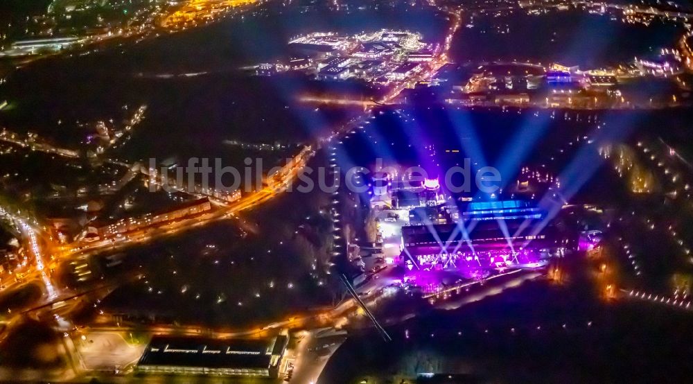 Bochum bei Nacht aus der Vogelperspektive: Nachtluftbild Veranstaltungshalle der Jahrhunderthalle Bochum zur 1Live Krone Veranstaltung in Bochum im Bundesland Nordrhein-Westfalen