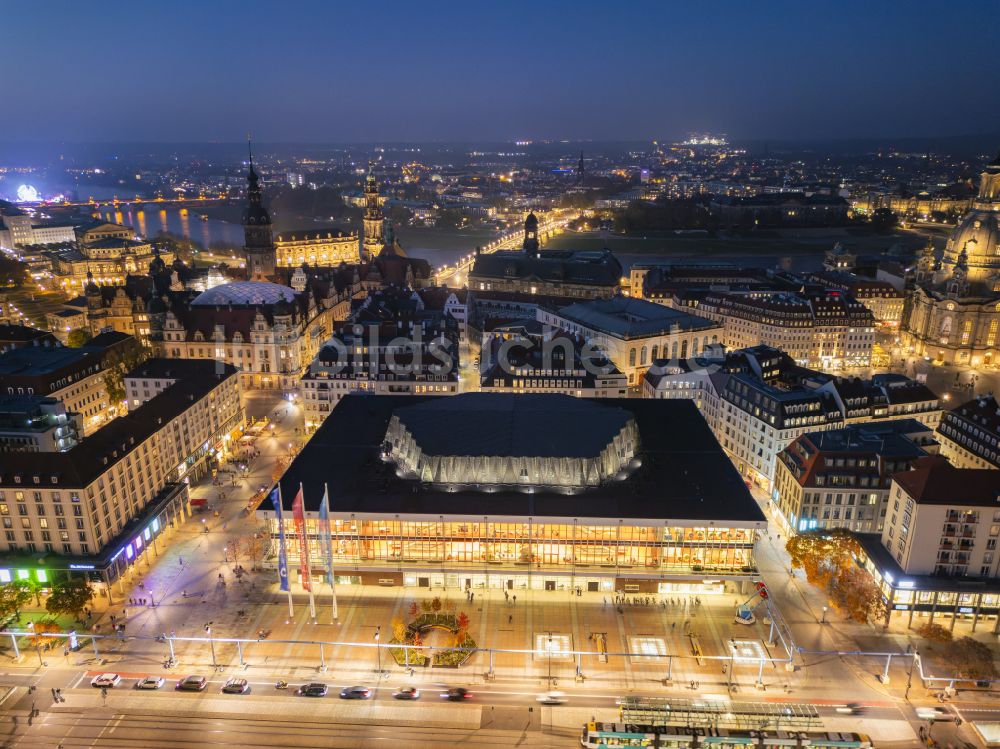 Nacht-Luftaufnahme Dresden - Nachtluftbild Veranstaltungshalle Kulturpalast in Dresden im Bundesland Sachsen, Deutschland