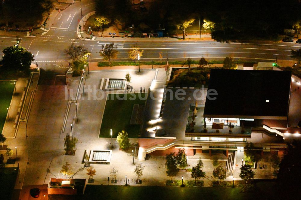 Potsdam bei Nacht von oben - Nachtluftbild Veranstaltungshalle DAS MINSK Kunsthaus in Potsdam im Bundesland Brandenburg, Deutschland