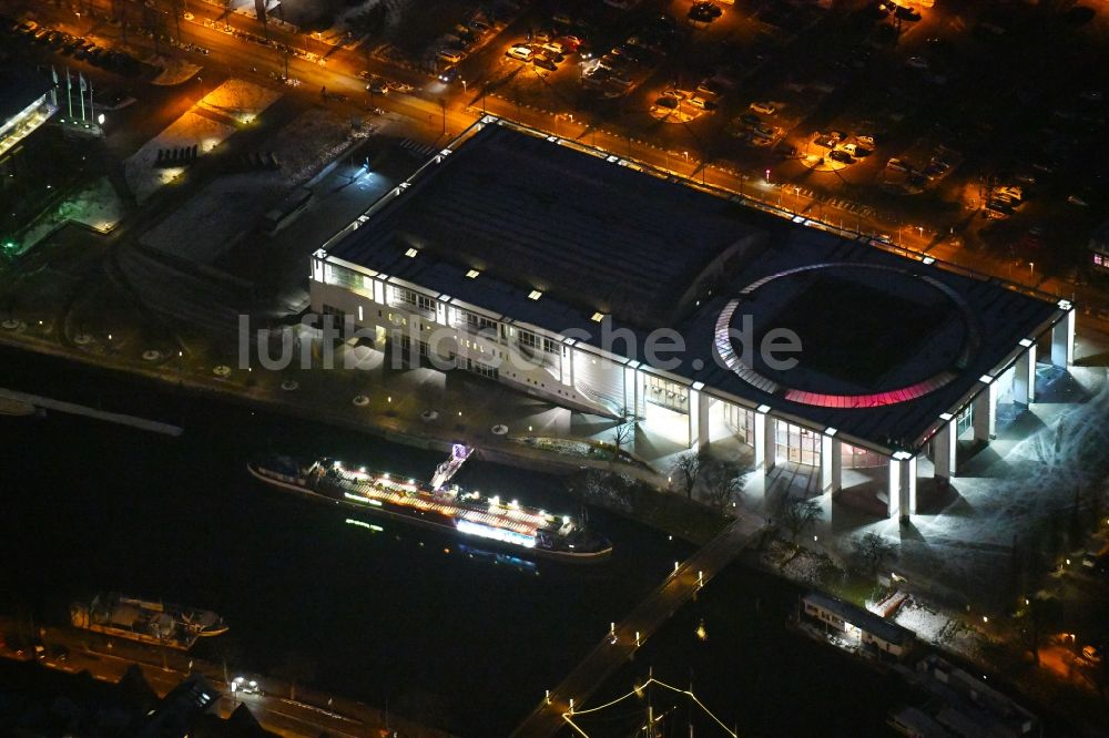 Nachtluftbild Lübeck - Nachtluftbild Veranstaltungshalle Musik- und Kongresshalle und Theaterschiff in Lübeck im Bundesland Schleswig-Holstein