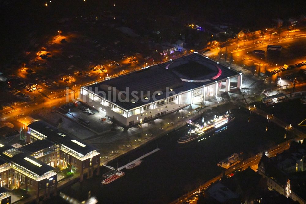 Nachtluftbild Lübeck - Nachtluftbild Veranstaltungshalle Musik- und Kongresshalle und Theaterschiff in Lübeck im Bundesland Schleswig-Holstein