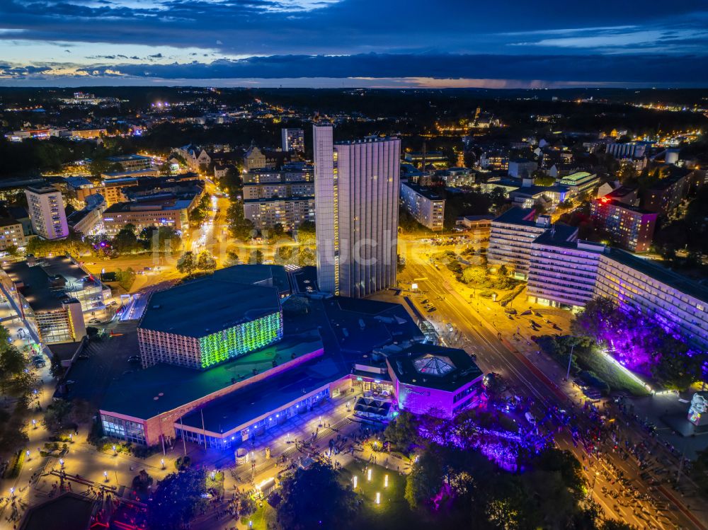 Chemnitz bei Nacht aus der Vogelperspektive: Nachtluftbild Veranstaltungshalle Stadthalle in Chemnitz im Bundesland Sachsen, Deutschland