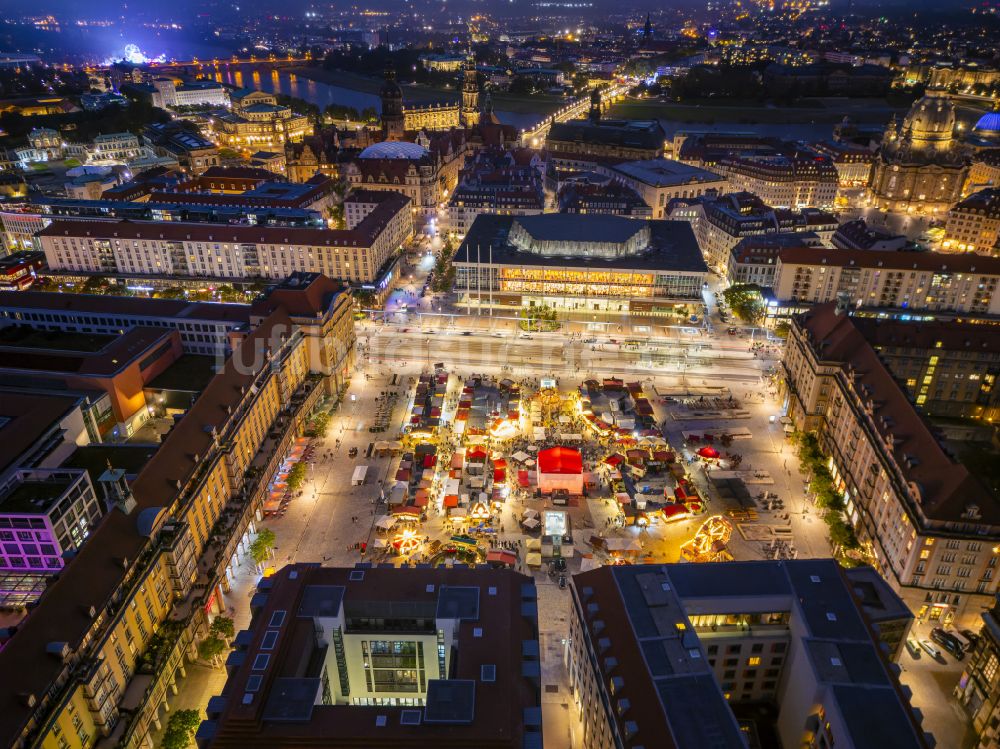 Nacht-Luftaufnahme Dresden - Nachtluftbild Verkaufs- und Imbißstände und Handelsbuden am Altmarkt in Dresden im Bundesland Sachsen, Deutschland