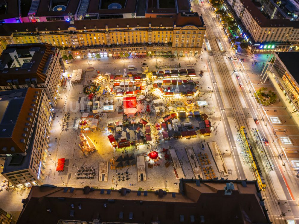 Dresden bei Nacht von oben - Nachtluftbild Verkaufs- und Imbißstände und Handelsbuden am Altmarkt in Dresden im Bundesland Sachsen, Deutschland