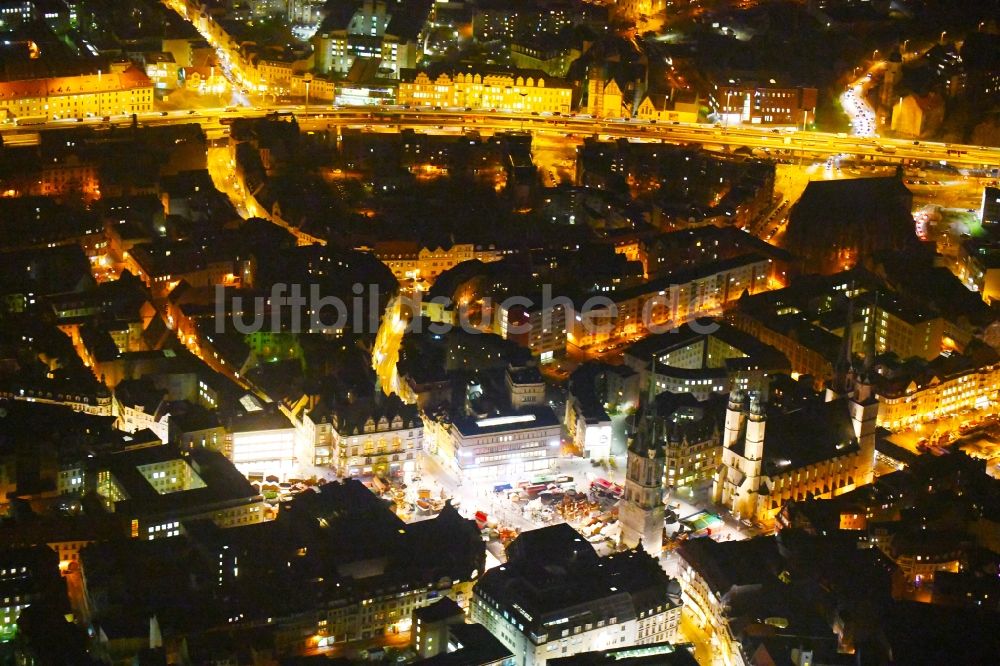 Nacht-Luftaufnahme Halle (Saale) - Nachtluftbild Verkaufs- und Imbißstände und Handelsbuden am Marktplatz am Roter Turm in Halle (Saale) im Bundesland Sachsen-Anhalt, Deutschland