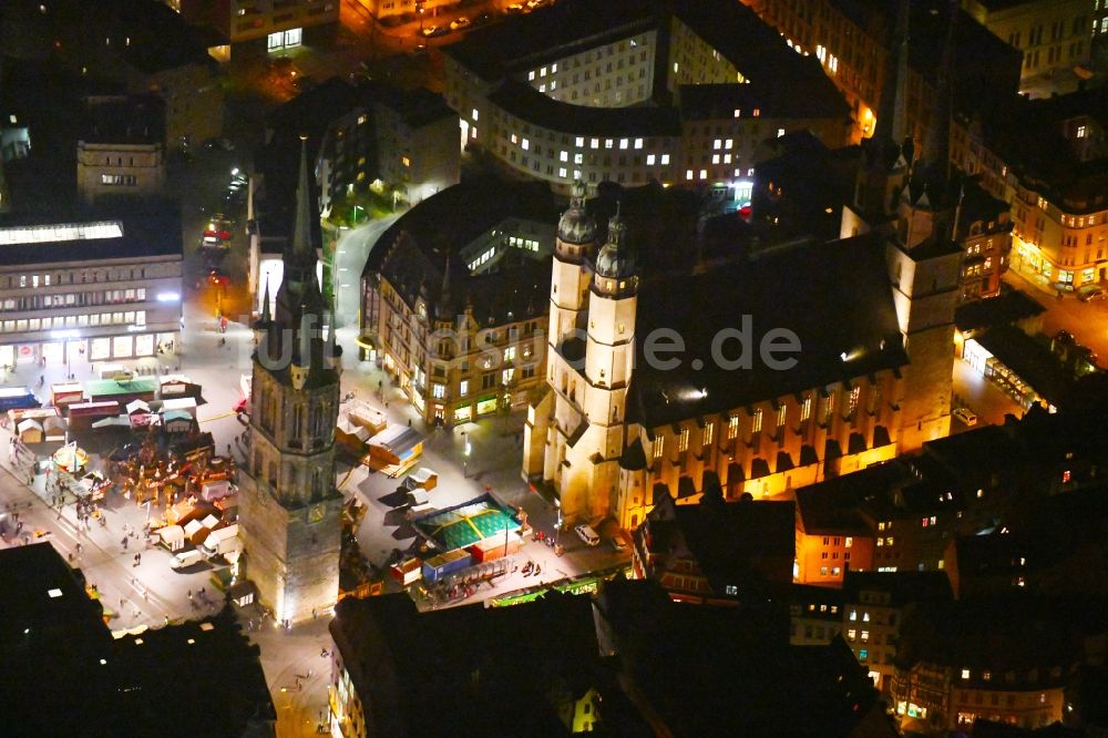 Halle (Saale) bei Nacht von oben - Nachtluftbild Verkaufs- und Imbißstände und Handelsbuden am Marktplatz am Roter Turm in Halle (Saale) im Bundesland Sachsen-Anhalt, Deutschland