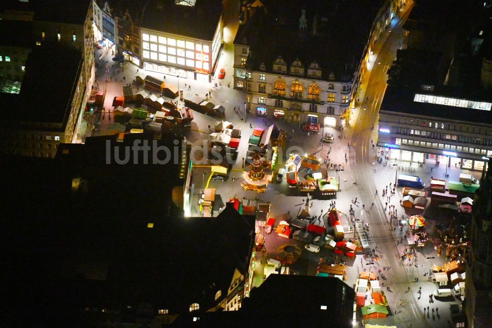 Halle (Saale) bei Nacht aus der Vogelperspektive: Nachtluftbild Verkaufs- und Imbißstände und Handelsbuden am Marktplatz am Roter Turm in Halle (Saale) im Bundesland Sachsen-Anhalt, Deutschland