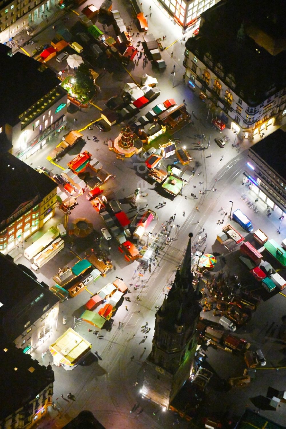 Nachtluftbild Halle (Saale) - Nachtluftbild Verkaufs- und Imbißstände und Handelsbuden am Marktplatz am Roter Turm in Halle (Saale) im Bundesland Sachsen-Anhalt, Deutschland