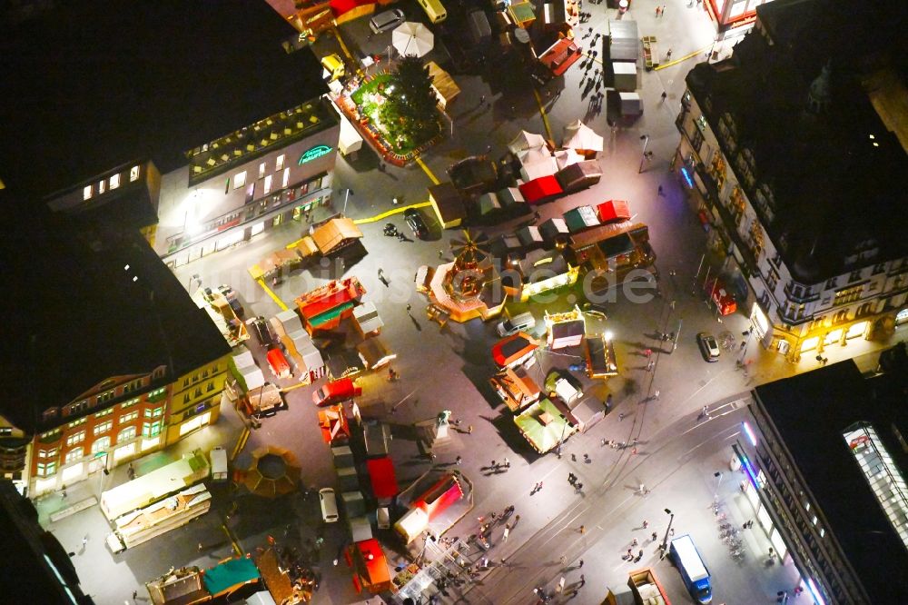 Nacht-Luftaufnahme Halle (Saale) - Nachtluftbild Verkaufs- und Imbißstände und Handelsbuden am Marktplatz am Roter Turm in Halle (Saale) im Bundesland Sachsen-Anhalt, Deutschland